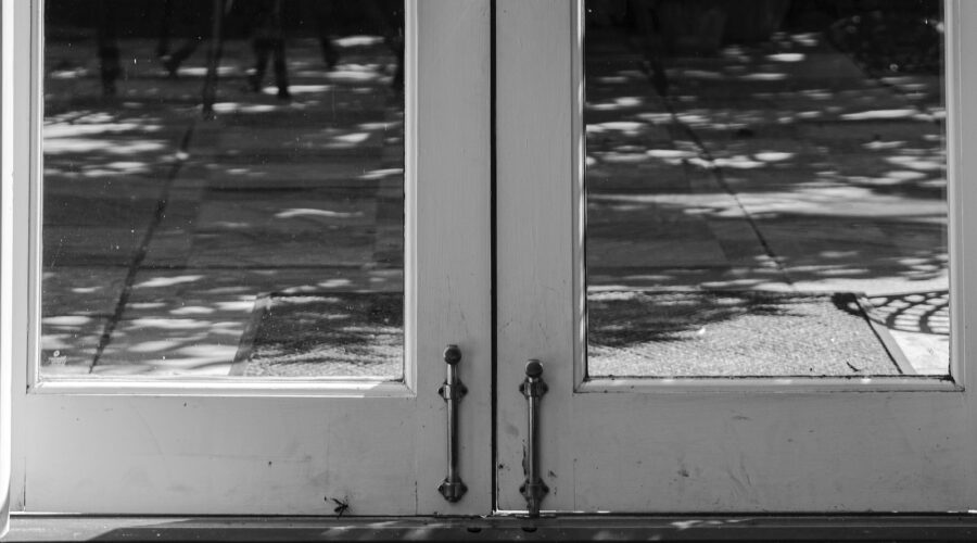 Comment concevoir des invitations de mariage élégantes.